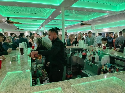 Yacht 186 full bar